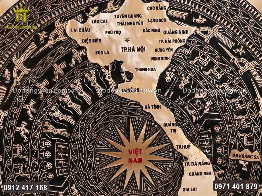 Ng&ocirc;i sao nhiều c&aacute;nh ở trung t&acirc;m mặt trống được chạm khắc sắc n&eacute;t